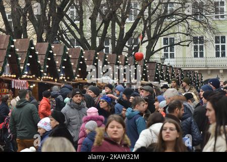 Une foule nombreuse vue à la foire de Noël de la place principale le jour de Noël orthodoxe. Le dimanche 7 janvier 2018, à Lviv, en Ukraine. (Photo par Artur Widak/NurPhoto) Banque D'Images