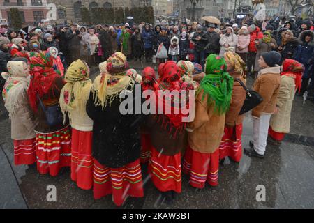 Un groupe de jeunes Caroliers de Noël se produire dans le centre-ville de Lviv pendant le deuxième jour de Noël. Le lundi 8 janvier 2018, à Lviv, en Ukraine. (Photo par Artur Widak/NurPhoto) Banque D'Images