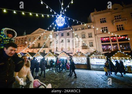 Une vue générale de la place Rynok de Lviv avec le marché de Noël et des décorations. Le lundi 8 janvier 2018, à Lviv, en Ukraine. (Photo par Artur Widak/NurPhoto) Banque D'Images