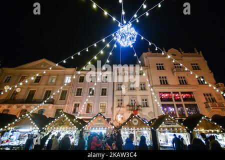 Une vue générale de la place Rynok de Lviv avec le marché de Noël et des décorations. Le lundi 8 janvier 2018, à Lviv, en Ukraine. (Photo par Artur Widak/NurPhoto) Banque D'Images