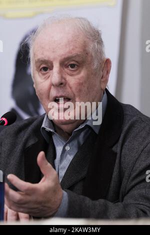 Le pianiste et chef d'orchestre espagnol-argentin Daniel Barenboim offre une conférence de presse à l'occasion de la présentation de son dernier album à l'Auditorium national de Madrid, Espagne, 09 janvier 2018. Barenboim présente son album comme un hommage au pianiste et compositeur français Claude Debussy, un an, il commémore le premier siècle après la mort de Debussy. (Photo par Oscar Gonzalez/NurPhoto) Banque D'Images