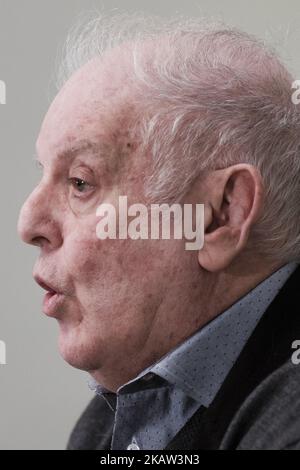 Le pianiste et chef d'orchestre espagnol-argentin Daniel Barenboim offre une conférence de presse à l'occasion de la présentation de son dernier album à l'Auditorium national de Madrid, Espagne, 09 janvier 2018. Barenboim présente son album comme un hommage au pianiste et compositeur français Claude Debussy, un an, il commémore le premier siècle après la mort de Debussy. (Photo par Oscar Gonzalez/NurPhoto) Banque D'Images