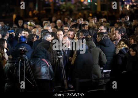 L'ancien président français François Hollande (C) participe au rassemblement organisé par le Conseil des représentants des associations juives françaises (CRIF) devant le supermarché Hyper Casher de Paris sur 9 janvier 2018 à l'occasion du troisième anniversaire de l'attaque contre 9 janvier 2015 par un tireur djihadiste, Qui a tué trois clients et un employé juif. (Photo de Michel Stoupak/NurPhoto) Banque D'Images