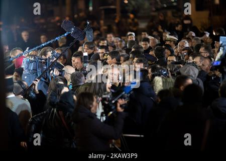 Le ministre français de l'intérieur, Gérard Collomb (C), participe au rassemblement organisé par le Conseil des associations juives françaises (CRIF) devant le supermarché Hyper Casher à Paris sur 9 janvier 2018 à l'occasion du troisième anniversaire de l'attaque contre 9 janvier 2015 par un tireur djihadiste, Qui a tué trois clients et un employé juif. (Photo de Michel Stoupak/NurPhoto) Banque D'Images