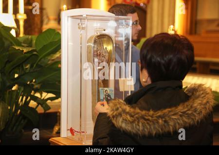 Les catholiques vénèrent l'avant-bras de Saint François Xavier, un Saint populaire vénéré par les catholiques du monde entier, à la basilique de la cathédrale Saint-Michel à Toronto, Ontario, Canada, on 12 janvier 2018. La relique catholique sacrée de 466 ans devrait attirer environ 100 000 personnes au cours de la visite canadienne de 15 villes. Le corps de Saint François Xavier, enterré à Goa, en Inde, et la relique de son bras, sont incorrompus (ils n'ont pas connu de pourriture naturelle depuis sa mort en 1552). On estime que Saint François Xavier a baptisé plus de 100 000 personnes avec ce bras. Ses restes sont vénérés par des milliers chaque année Banque D'Images