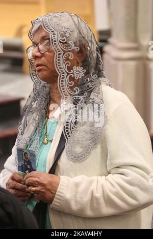 La femme catholique sud-indienne attend de vénérer l'avant-bras de Saint François Xavier, un Saint populaire vénéré par les catholiques du monde entier, à la basilique de la cathédrale Saint-Michel, à Toronto, Ontario, Canada, on 12 janvier 2018. La relique catholique sacrée de 466 ans devrait attirer environ 100 000 personnes au cours de la visite canadienne de 15 villes. Le corps de Saint François Xavier, enterré à Goa, en Inde, et la relique de son bras, sont incorrompus (ils n'ont pas connu de pourriture naturelle depuis sa mort en 1552). On estime que Saint François Xavier a baptisé plus de 100 000 personnes avec ce bras. Ses restes sont venera Banque D'Images