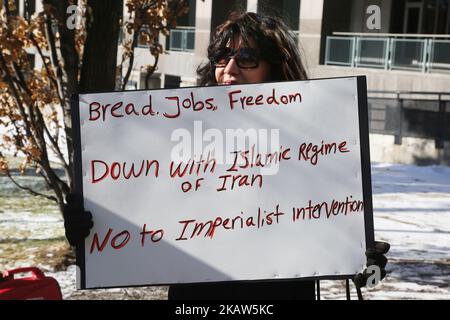 Les Canadiens-iraniens participent à une manifestation contre la République islamique d'Iran à Toronto, Ontario, Canada, on 14 janvier 2018. Les manifestants ont manifesté leur solidarité avec les manifestants anti-gouvernementaux en Iran et leur soutien à un soulèvement national du peuple iranien. Les manifestants ont appelé à un changement de régime pour la justice sociale, la liberté et la démocratie en Iran. (Photo de Creative Touch Imaging Ltd./NurPhoto) Banque D'Images