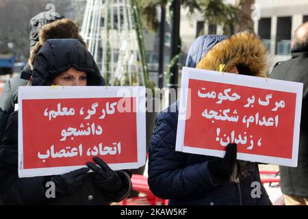 Les Canadiens-iraniens participent à une manifestation contre la République islamique d'Iran à Toronto, Ontario, Canada, on 14 janvier 2018. Les manifestants ont manifesté leur solidarité avec les manifestants anti-gouvernementaux en Iran et leur soutien à un soulèvement national du peuple iranien. Les manifestants ont appelé à un changement de régime pour la justice sociale, la liberté et la démocratie en Iran. (Photo de Creative Touch Imaging Ltd./NurPhoto) Banque D'Images