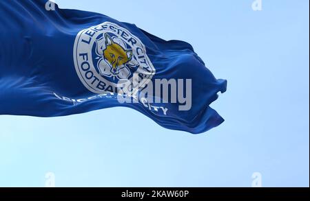Leicester, Royaume-Uni, octobre 2022 : le drapeau du club de football de Leicester City agite dans le vent. Leicester City FC est un club de football anglais basé dans la ville Banque D'Images
