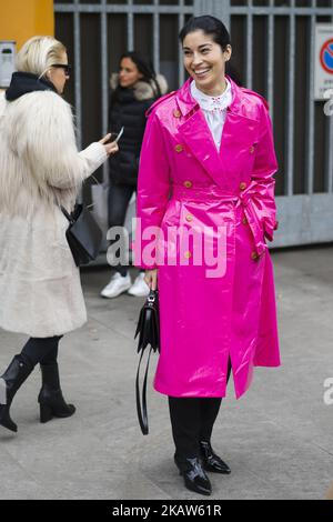 Caroline Issa portant un manteau à ceinture rose est vu à l'extérieur d'Armani pendant la semaine de mode hommes de Milan automne/hiver 2018/19 sur 15 janvier 2018 à Milan, Italie. (Photo de Nataliya Petrova/NurPhoto) Banque D'Images