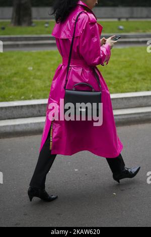 Caroline Issa portant un manteau à ceinture rose est vu à l'extérieur d'Armani pendant la semaine de mode hommes de Milan automne/hiver 2018/19 sur 15 janvier 2018 à Milan, Italie. (Photo de Nataliya Petrova/NurPhoto) Banque D'Images