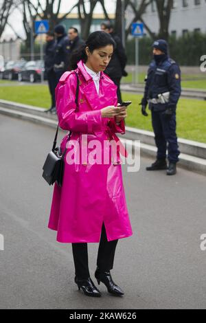 Caroline Issa portant un manteau à ceinture rose est vu à l'extérieur d'Armani pendant la semaine de mode hommes de Milan automne/hiver 2018/19 sur 15 janvier 2018 à Milan, Italie. (Photo de Nataliya Petrova/NurPhoto) Banque D'Images