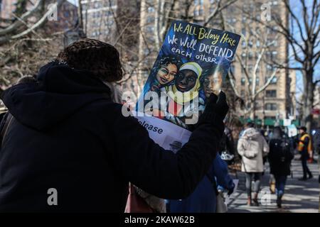 Les gens se réunissent dans le cadre de la manifestation « Journée de solidarité LK pour les droits des immigrants » demandant la libération immédiate des leaders des droits des immigrants, Ravi Ragbir, Directeur exécutif de la New Sanctuary Coalition of New York City, et co-fondateur Jean Montrvil à Washington Square Park, NY, USA, 15 janvier 2018. Face aux agressions sans précédent de Trump contre les communautés immigrées et au racisme flagrant, la lutte pour les droits et la dignité des immigrés est plus importante que jamais. Dans l'esprit du Dr. Martin Luther King Jr., les leaders religieux, les élus, l'immigration et les avocats juridiques se réunissent à conde Banque D'Images