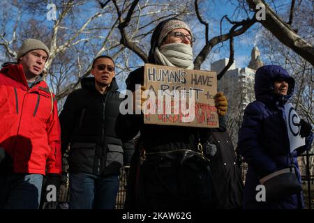 Les gens se réunissent dans le cadre de la manifestation « Journée de solidarité LK pour les droits des immigrants » demandant la libération immédiate des leaders des droits des immigrants, Ravi Ragbir, Directeur exécutif de la New Sanctuary Coalition of New York City, et co-fondateur Jean Montrvil à Washington Square Park, NY, USA, 15 janvier 2018. Face aux agressions sans précédent de Trump contre les communautés immigrées et au racisme flagrant, la lutte pour les droits et la dignité des immigrés est plus importante que jamais. Dans l'esprit du Dr. Martin Luther King Jr., les leaders religieux, les élus, l'immigration et les avocats juridiques se réunissent à conde Banque D'Images