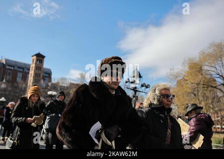 Les gens se réunissent dans le cadre de la manifestation « Journée de solidarité LK pour les droits des immigrants » demandant la libération immédiate des leaders des droits des immigrants, Ravi Ragbir, Directeur exécutif de la New Sanctuary Coalition of New York City, et co-fondateur Jean Montrvil à Washington Square Park, NY, USA, 15 janvier 2018. Face aux agressions sans précédent de Trump contre les communautés immigrées et au racisme flagrant, la lutte pour les droits et la dignité des immigrés est plus importante que jamais. Dans l'esprit du Dr. Martin Luther King Jr., les leaders religieux, les élus, l'immigration et les avocats juridiques se réunissent à conde Banque D'Images