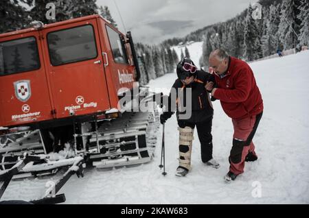 Les sauveteurs du Service de secours en montagne Pamporovo de la Croix-Rouge bulgare patrouillent le long de la montagne Rhodope et de la région de Pamporovo pour sauver des personnes qui ont souffert, pendant le ski, sauvant des personnes d'avbanc et qui avaient perdu. Tous les jours, l'équipement de Dimitar Masurski, le chef du Service de secours en montagne Pamporovo, aide des dizaines de personnes le long des pistes de ski Pamporovo, Bulgarie sur 15 janvier 2018 (photo de Hristo Rusev/NurPhoto) Banque D'Images