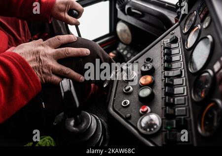 Les sauveteurs du Service de secours en montagne Pamporovo de la Croix-Rouge bulgare patrouillent le long de la montagne Rhodope et de la région de Pamporovo pour sauver des personnes qui ont souffert, pendant le ski, sauvant des personnes d'avbanc et qui avaient perdu. Tous les jours, l'équipement de Dimitar Masurski, le chef du Service de secours en montagne Pamporovo, aide des dizaines de personnes le long des pistes de ski Pamporovo, Bulgarie sur 15 janvier 2018 (photo de Hristo Rusev/NurPhoto) Banque D'Images