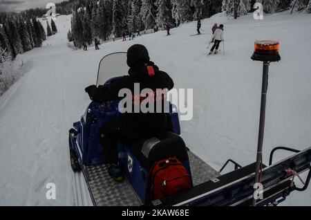 Les sauveteurs du Service de secours en montagne Pamporovo de la Croix-Rouge bulgare patrouillent le long de la montagne Rhodope et de la région de Pamporovo pour sauver des personnes qui ont souffert, pendant le ski, sauvant des personnes d'avbanc et qui avaient perdu. Tous les jours, l'équipement de Dimitar Masurski, le chef du Service de secours en montagne Pamporovo, aide des dizaines de personnes le long des pistes de ski Pamporovo, Bulgarie sur 15 janvier 2018 (photo de Hristo Rusev/NurPhoto) Banque D'Images