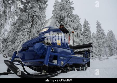 Les sauveteurs du Service de secours en montagne Pamporovo de la Croix-Rouge bulgare patrouillent le long de la montagne Rhodope et de la région de Pamporovo pour sauver des personnes qui ont souffert, pendant le ski, sauvant des personnes d'avbanc et qui avaient perdu. Tous les jours, l'équipement de Dimitar Masurski, le chef du Service de secours en montagne Pamporovo, aide des dizaines de personnes le long des pistes de ski Pamporovo, Bulgarie sur 15 janvier 2018 (photo de Hristo Rusev/NurPhoto) Banque D'Images