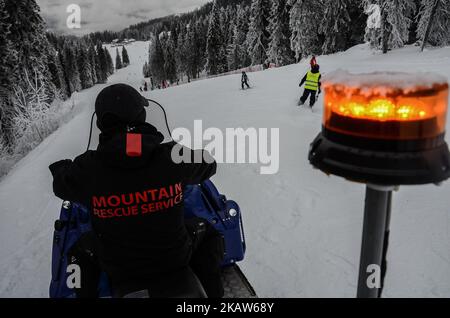 Les sauveteurs du Service de secours en montagne Pamporovo de la Croix-Rouge bulgare patrouillent le long de la montagne Rhodope et de la région de Pamporovo pour sauver des personnes qui ont souffert, pendant le ski, sauvant des personnes d'avbanc et qui avaient perdu. Tous les jours, l'équipement de Dimitar Masurski, le chef du Service de secours en montagne Pamporovo, aide des dizaines de personnes le long des pistes de ski Pamporovo, Bulgarie sur 15 janvier 2018 (photo de Hristo Rusev/NurPhoto) Banque D'Images