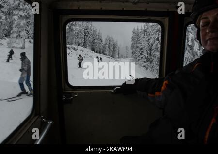 Les sauveteurs du Service de secours en montagne Pamporovo de la Croix-Rouge bulgare patrouillent le long de la montagne Rhodope et de la région de Pamporovo pour sauver des personnes qui ont souffert, pendant le ski, sauvant des personnes d'avbanc et qui avaient perdu. Tous les jours, l'équipement de Dimitar Masurski, le chef du Service de secours en montagne Pamporovo, aide des dizaines de personnes le long des pistes de ski Pamporovo, Bulgarie sur 15 janvier 2018 (photo de Hristo Rusev/NurPhoto) Banque D'Images