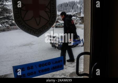 Les sauveteurs du Service de secours en montagne Pamporovo de la Croix-Rouge bulgare patrouillent le long de la montagne Rhodope et de la région de Pamporovo pour sauver des personnes qui ont souffert, pendant le ski, sauvant des personnes d'avbanc et qui avaient perdu. Tous les jours, l'équipement de Dimitar Masurski, le chef du Service de secours en montagne Pamporovo, aide des dizaines de personnes le long des pistes de ski Pamporovo, Bulgarie sur 15 janvier 2018 (photo de Hristo Rusev/NurPhoto) Banque D'Images