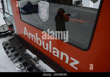 Les sauveteurs du Service de secours en montagne Pamporovo de la Croix-Rouge bulgare patrouillent le long de la montagne Rhodope et de la région de Pamporovo pour sauver des personnes qui ont souffert, pendant le ski, sauvant des personnes d'avbanc et qui avaient perdu. Tous les jours, l'équipement de Dimitar Masurski, le chef du Service de secours en montagne Pamporovo, aide des dizaines de personnes le long des pistes de ski Pamporovo, Bulgarie sur 15 janvier 2018 (photo de Hristo Rusev/NurPhoto) Banque D'Images