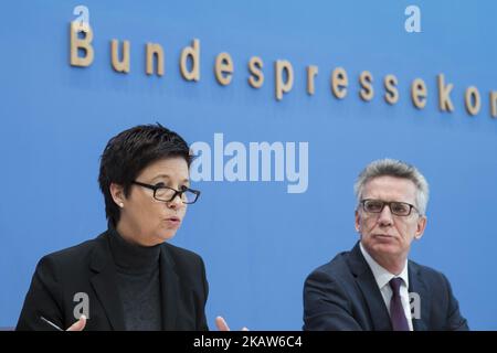 Le ministre allemand de l'intérieur Thomas de Maiziere (R) et le chef de l'Agence fédérale pour les migrations et les réfugiés Jutta Cordt (L) assistent à une conférence de presse à la Bundespressekonferenz à Berlin (Allemagne) sur 16 janvier 2017. (Photo par Emmanuele Contini/NurPhoto) Banque D'Images