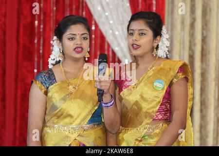 Les filles tamoules chantent l'hymne national tamoul lors de la réception du mois du patrimoine pongal et tamoul du caucus libéral fédéral qui s'est tenue à Scarborough, Ontario, Canada, on 16 janvier 2018. Le Parlement canadien a officiellement déclaré le mois de janvier mois du patrimoine tamoul en 2016. Le Canada abrite l'un des plus grands diasporas tamouls au monde et on estime que plus de 300 000 000 Tamouls y sont domiciliés. (Photo de Creative Touch Imaging Ltd./NurPhoto) Banque D'Images