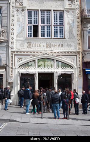Un cliché vertical des gens devant la façade de la librairie 'Livraria Lello' dans le centre de Porto, Portugal Banque D'Images