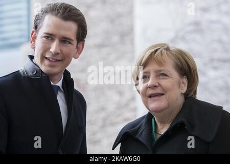 La chancelière allemande Angela Merkel salue la chancelière autrichienne Sebastian Kurtz lors de son arrivée à la Chancellerie de Berlin, en Allemagne, sur 17 janvier 2018. (Photo par Emmanuele Contini/NurPhoto) Banque D'Images