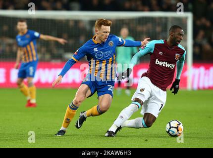 Le MBA Pedro Obiang de West Ham United est sous la pression de Jon Nolan de Shrewsbury Town lors de la coupe FA 3rd réponse ronde entre West Ham United contre Shrewsbury Town au stade de Londres, parc olympique Queen Elizabeth II à Londres, Royaume-Uni sur 16 janvier 2018.(photo de Kieran Galvin/NurPhoto) Banque D'Images