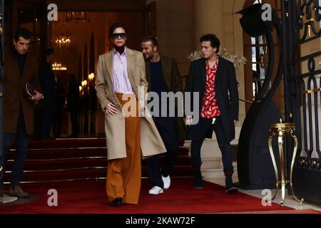 Brooklyn Beckham, Victoria Beckham et David Beckham quittent l'hôtel Ritz à Paris, en France, sur 18 janvier 2018. Ils vont à Louis Vuitton vêtements pour hommes automne/hiver 2018-2019 dans le cadre de la semaine de la mode de Paris. (Photo de Mehdi Taamallah/NurPhoto) Banque D'Images