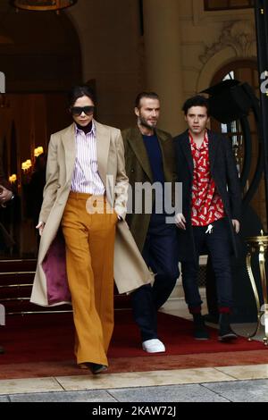 Brooklyn Beckham, Victoria Beckham et David Beckham quittent l'hôtel Ritz à Paris, en France, sur 18 janvier 2018. Ils vont à Louis Vuitton vêtements pour hommes automne/hiver 2018-2019 dans le cadre de la semaine de la mode de Paris. (Photo de Mehdi Taamallah/NurPhoto) Banque D'Images
