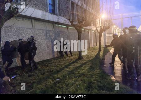 Les gardiens de prison bloquent la porte de la prison de Fleury-Merogis, la plus grande prison d'Europe, située à Fleury-Merogis près de Paris, en France, sur 18 janvier 2018, après que de multiples agrésions de détenus se transforment en affrontements avec les forces de police anti-émeutes. (Photo de Julien Mattia/NurPhoto) Banque D'Images