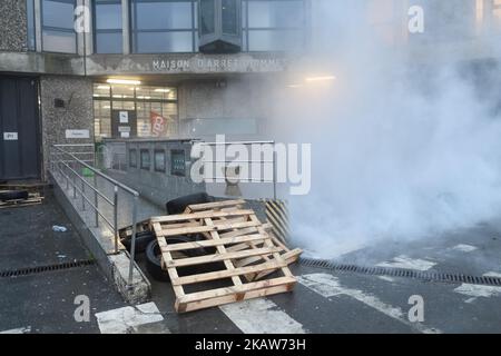 Les gardiens de prison bloquent la porte de la prison de Fleury-Merogis, la plus grande prison d'Europe, située à Fleury-Merogis près de Paris, en France, sur 18 janvier 2018, après que de multiples agrésions de détenus se transforment en affrontements avec les forces de police anti-émeutes. (Photo de Julien Mattia/NurPhoto) Banque D'Images