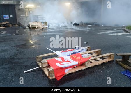 Les gardiens de prison bloquent la porte de la prison de Fleury-Merogis, la plus grande prison d'Europe, située à Fleury-Merogis près de Paris, en France, sur 18 janvier 2018, après que de multiples agrésions de détenus se transforment en affrontements avec les forces de police anti-émeutes. (Photo de Julien Mattia/NurPhoto) Banque D'Images