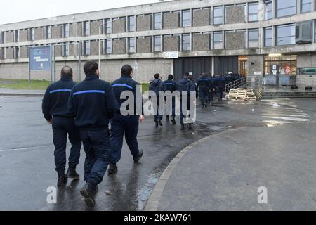 Les travailleurs de la prison cassent la grève à la prison de Fleury-Merogis, la plus grande prison d'Europe, située à Fleury-Merogis près de Paris, en France, sur 18 janvier 2018, après de multiples répressions en prison par des détenus. (Photo de Julien Mattia/NurPhoto) Banque D'Images