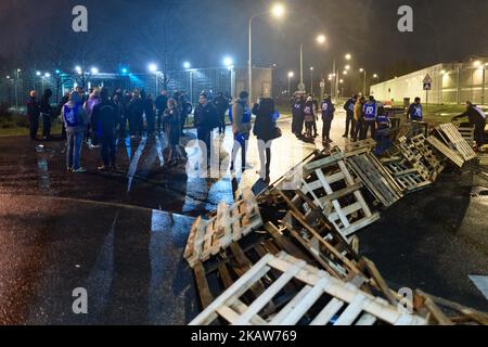 Les gardiens de prison bloquent la porte de la prison de Fleury-Merogis, la plus grande prison d'Europe, située à Fleury-Merogis près de Paris, en France, sur 18 janvier 2018, après que de multiples agrésions de détenus se transforment en affrontements avec les forces de police anti-émeutes. (Photo de Julien Mattia/NurPhoto) Banque D'Images