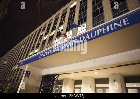 Paris, Université Dauphine, 17/01/2018 - Gerard Vespierre, chercheur associé à la Fondation des Etudes pour l'Orient (FEMO), parle lors d'une conférence à l'université Dauphine de Paris, avec le présent de Bernard Guillochon en charge du cercle géopolitique de la Fondation Dauphine sur l'17 janvier 2018. M. Vespierre estime qu'il n'y a pas de conflit religieux entre chiites et sunnites, mais une instrumentalisation de la religion à des fins politiques. Pour lui, les mouvements de protestation de janvier en Iran sont très différents et plus profonds que le soulèvement de 2009. (Photo de Siavosh Hosseini/NurPhoto) Banque D'Images