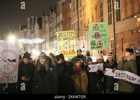 Des manifestants brandissant des bannières, avec des slogans anti-chasse, ont été vus à Gdansk, en Pologne le 19 janvier 2018, plus de 200 personnes ont protesté contre la nouvelle loi de chasse introduite par le gouvernement du droit et de la justice (PiS). Ils exigent d'interdire la participation des enfants à la chasse, l'augmentation de la distance autorisée pour la chasse à partir de maisons et de propriétés privées, et l'élimination de la punition pour ce qui est dit troublant dans la chasse (photo par Michal Fludra/NurPhoto) Banque D'Images
