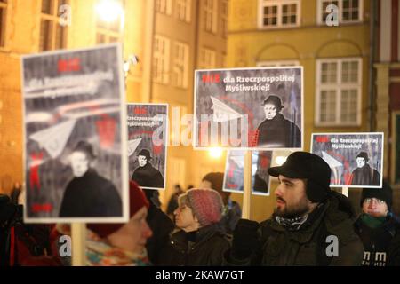 Des manifestants brandissant des bannières, avec des slogans anti-chasse, ont été vus à Gdansk, en Pologne le 19 janvier 2018, plus de 200 personnes ont protesté contre la nouvelle loi de chasse introduite par le gouvernement du droit et de la justice (PiS). Ils exigent d'interdire la participation des enfants à la chasse, l'augmentation de la distance autorisée pour la chasse à partir de maisons et de propriétés privées, et l'élimination de la punition pour ce qui est dit troublant dans la chasse (photo par Michal Fludra/NurPhoto) Banque D'Images