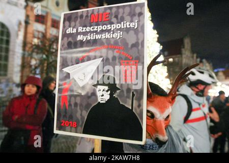 Des manifestants brandissant des bannières, avec des slogans anti-chasse, ont été vus à Gdansk, en Pologne le 19 janvier 2018, plus de 200 personnes ont protesté contre la nouvelle loi de chasse introduite par le gouvernement du droit et de la justice (PiS). Ils exigent d'interdire la participation des enfants à la chasse, l'augmentation de la distance autorisée pour la chasse à partir de maisons et de propriétés privées, et l'élimination de la punition pour ce qui est dit troublant dans la chasse (photo par Michal Fludra/NurPhoto) Banque D'Images