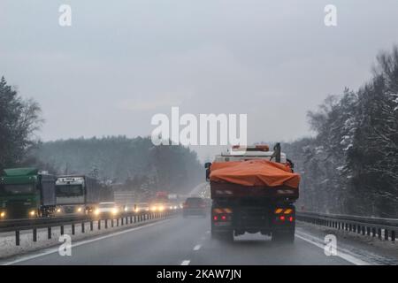 Des embouteillages sur le périphérique de Tricity ont été observés à Gdansk, en Pologne le 19 janvier 2018 de fortes chutes de neige et de l'énergie éolienne ont été coupées à quelque 30 000 maisons polonaises après que des vents violents ont déchiré la Pologne jeudi soir et vendredi matin, a déclaré le Centre de sécurité du gouvernement (RCB) (Photo de Michal Fludra/NurPhoto) Banque D'Images