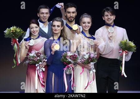 Ekaterina Bobrova et Dmitri Soloviev de Russie, médaillés de gauche et d'argent, Gabriella Papadakis et Guillaume Cizeron de France, médaillés d'or et de centre, Et Alexandra Stepanova et Ivan Bukin, de Russie, médaillés de bronze et de droite, posent après l'épreuve de danse libre des paires de glace aux Championnats européens de patinage artistique de l'UIP à Moscou, sur 20 janvier 2018. (Photo par Igor Russak/NurPhoto) Banque D'Images