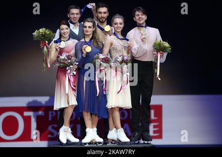 Ekaterina Bobrova et Dmitri Soloviev de Russie, médaillés de gauche et d'argent, Gabriella Papadakis et Guillaume Cizeron de France, médaillés d'or et de centre, Et Alexandra Stepanova et Ivan Bukin, de Russie, médaillés de bronze et de droite, posent après l'épreuve de danse libre des paires de glace aux Championnats européens de patinage artistique de l'UIP à Moscou, sur 20 janvier 2018. (Photo par Igor Russak/NurPhoto) Banque D'Images