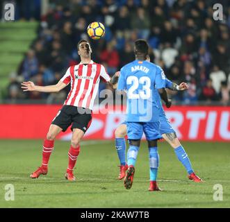 Sabin Merino du Club Athlétique de Bilbao concurrence pour le ballon avec Amath Ndiaye (R) de Getafe lors du match de la Liga entre Getafe et le Club Athlétique au Colisée Alfonso Perez sur 19 janvier 2018 à Getafe, Espagne. (Photo par Raddad Jebarah/NurPhoto) Banque D'Images