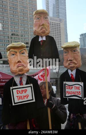 Des femmes tenant des effigies représentant le président américain Donald Trump comme des centaines participent à la Marche des femmes dans le centre-ville de Toronto, au Canada, sur 20 janvier 2018. (Photo de Creative Touch Imaging Ltd./NurPhoto) Banque D'Images