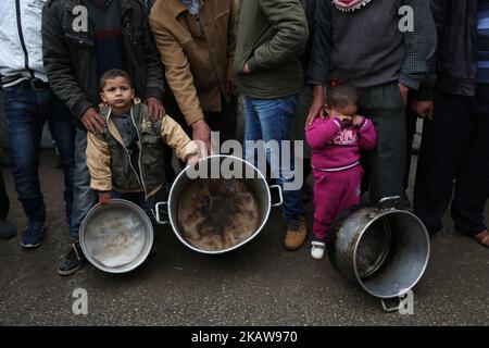 Les Palestiniens prennent part à une protestation contre les coupures d'aide à l'extérieur des bureaux des Nations Unies à Gaza, sur 24 janvier 2018. L'Office des Nations Unies pour les réfugiés palestiniens de l'UNRWA fait face à sa pire crise de financement jamais après que les États-Unis ont gelé des dizaines de millions de dollars en contributions, a déclaré son porte-parole. (Photo de Majdi Fathi/NurPhoto) Banque D'Images