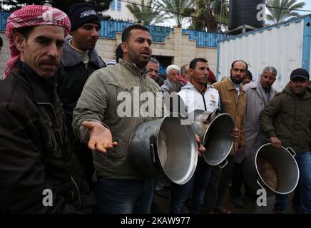 Les Palestiniens prennent part à une protestation contre les coupures d'aide à l'extérieur des bureaux des Nations Unies à Gaza, sur 24 janvier 2018. L'Office des Nations Unies pour les réfugiés palestiniens de l'UNRWA fait face à sa pire crise de financement jamais après que les États-Unis ont gelé des dizaines de millions de dollars en contributions, a déclaré son porte-parole. (Photo de Majdi Fathi/NurPhoto) Banque D'Images